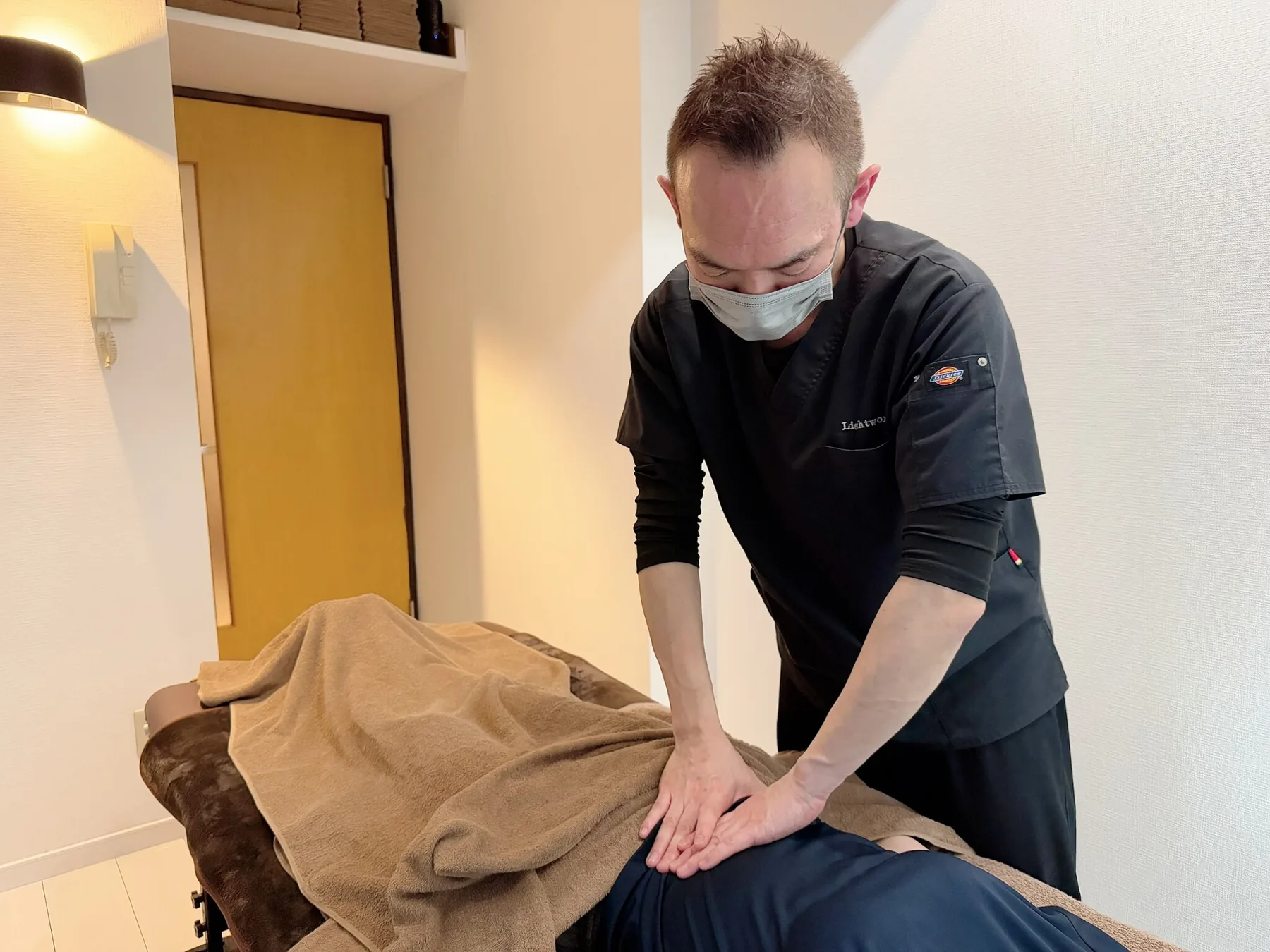 ライトワーク西新宿店での筋膜リリース整体施術